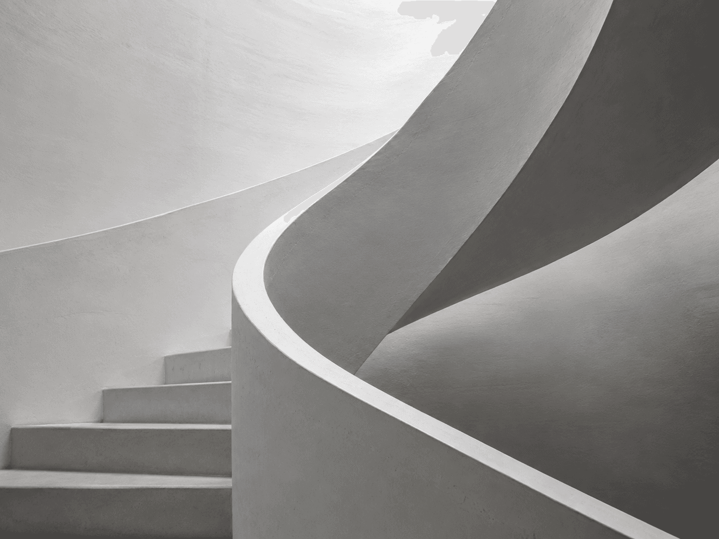 Estudo visual: arquitetura branca com uma escada curva