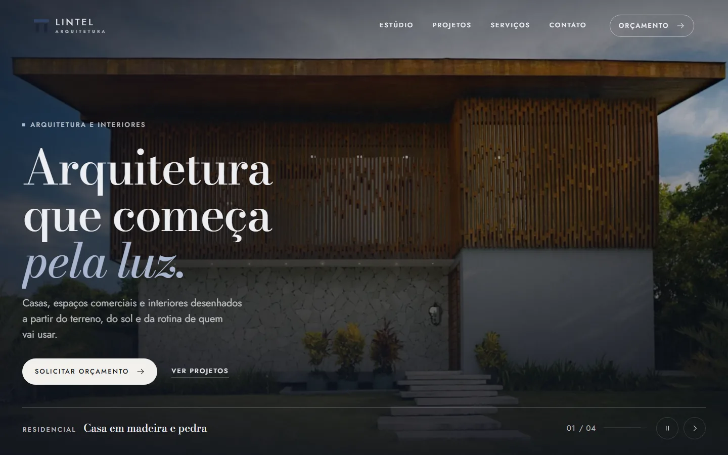 Tela inicial do modelo de site para escritório de arquitetura, com a fachada de uma casa em madeira e pedra