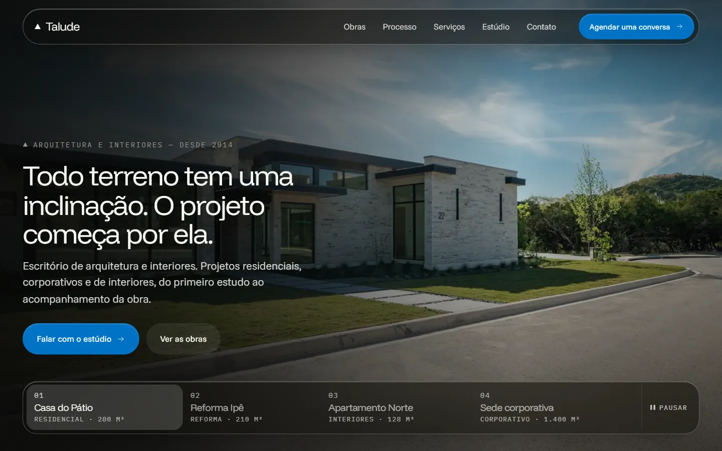 Tela inicial do modelo de site para escritório de arquitetura, com a fachada de uma casa branca e o índice das obras
