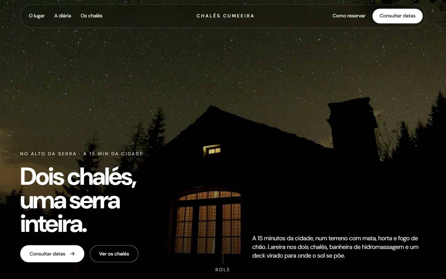 Tela inicial do modelo de site para pousada e chalés, com um chalé à noite sob o céu estrelado e a janela acesa